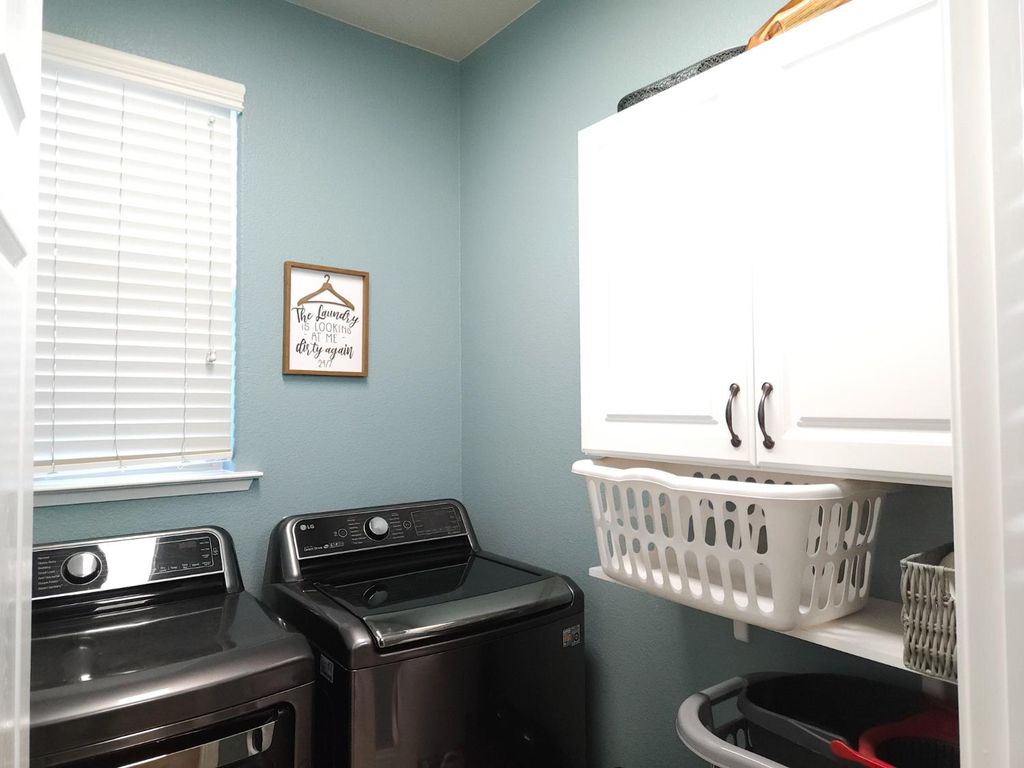 Image 43 of property listing at 5989 E Via San Loppia Drive, Fresno, CA 93727