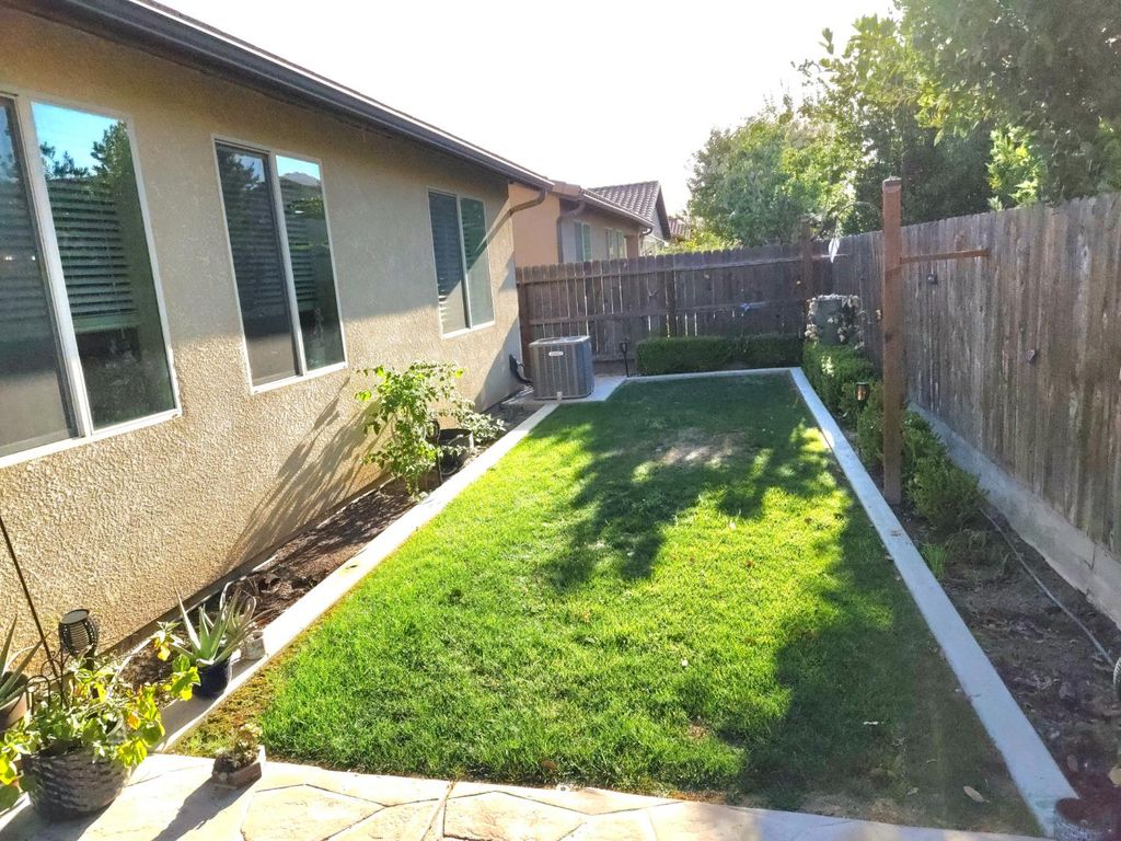 Image 47 of property listing at 5989 E Via San Loppia Drive, Fresno, CA 93727