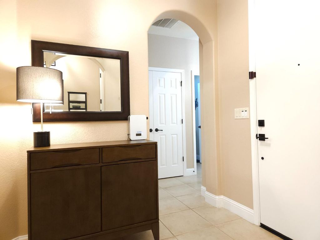 Image 6 of property listing at 5989 E Via San Loppia Drive, Fresno, CA 93727