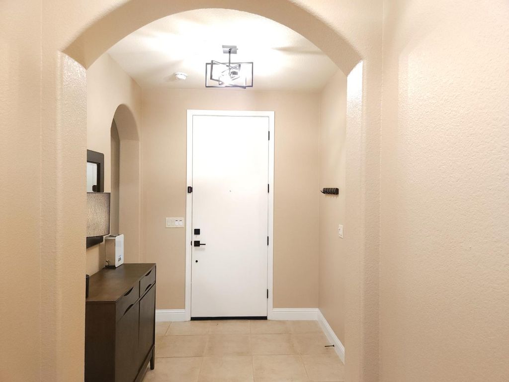 Image 8 of property listing at 5989 E Via San Loppia Drive, Fresno, CA 93727