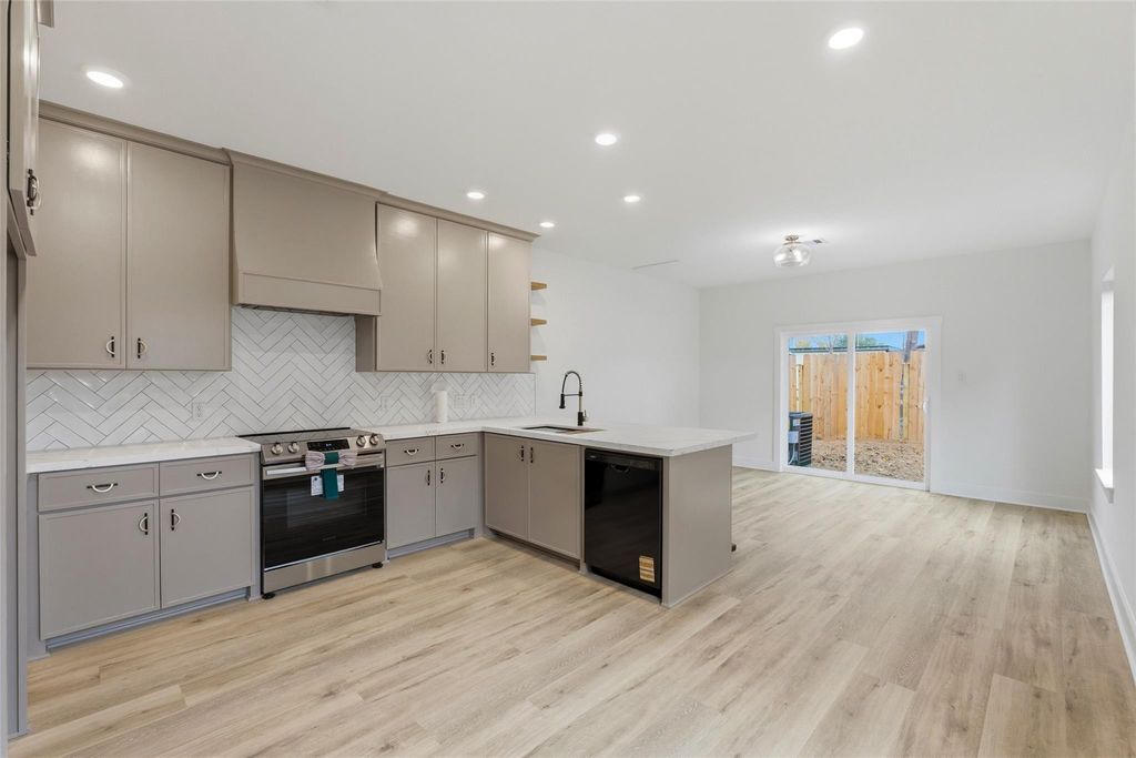 317 S 3rd Street, La Porte, TX 77571