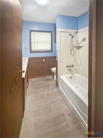 214 Crockett Street, Port Lavaca, TX 77979