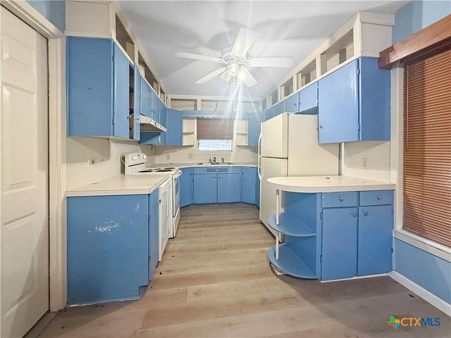 214 Crockett Street, Port Lavaca, TX 77979