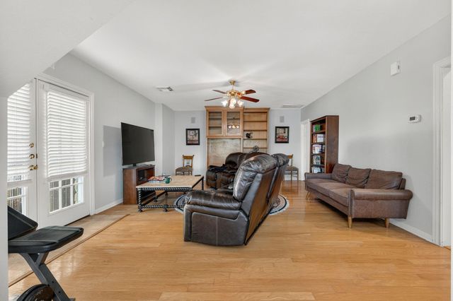 345 The Hills DR 3, The Hills, TX 78738