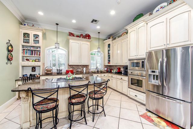 157 Regal Row, Houma, LA 70360