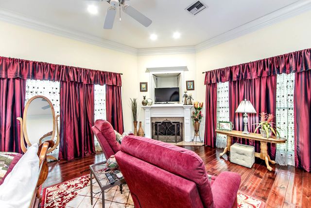 157 Regal Row, Houma, LA 70360