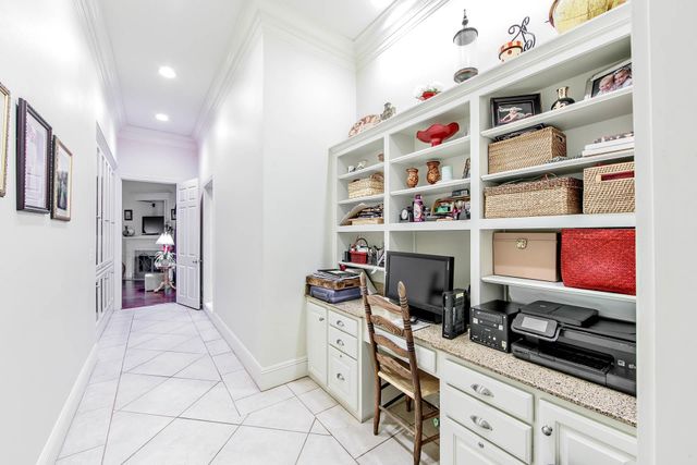 157 Regal Row, Houma, LA 70360