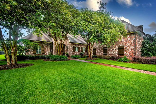 157 Regal Row, Houma, LA 70360