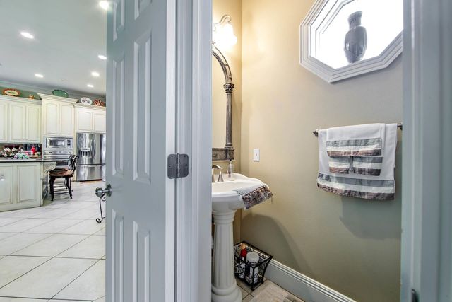 157 Regal Row, Houma, LA 70360