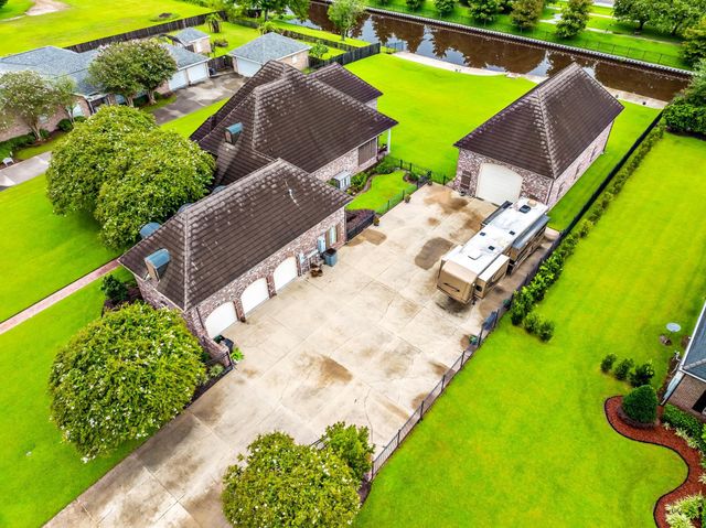 157 Regal Row, Houma, LA 70360