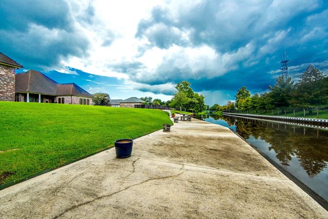 157 Regal Row, Houma, LA 70360