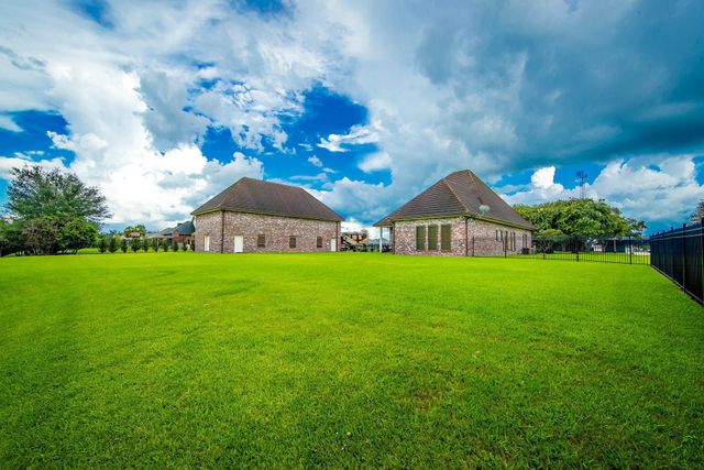 157 Regal Row, Houma, LA 70360