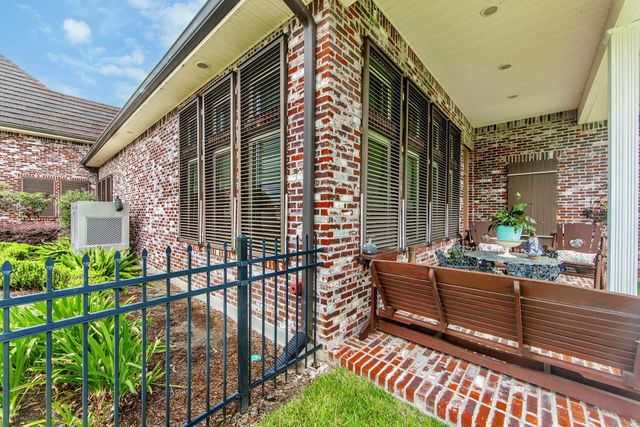 157 Regal Row, Houma, LA 70360