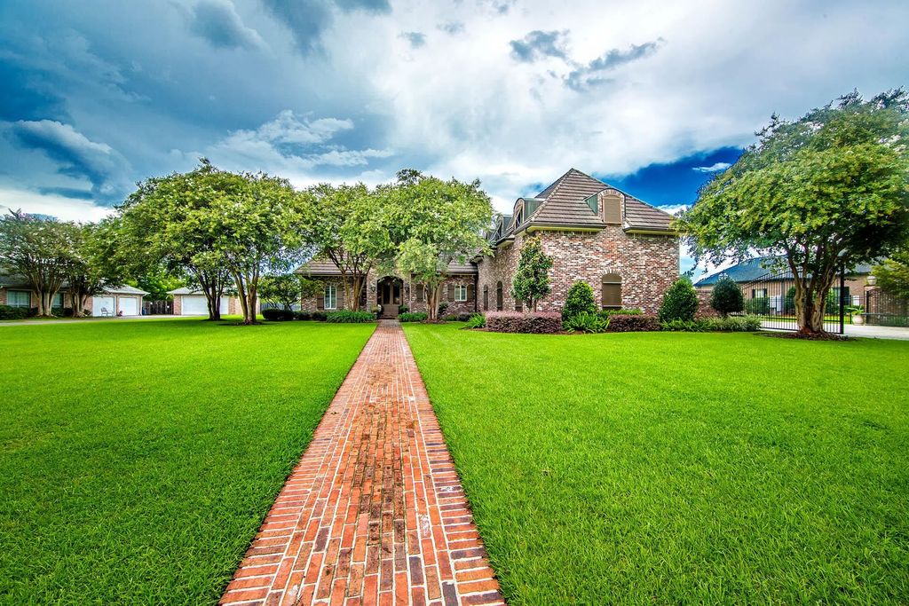 157 Regal Row, Houma, LA 70360