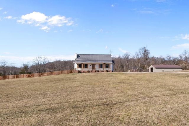 1024 E Piney Rd, Dickson, TN 37055