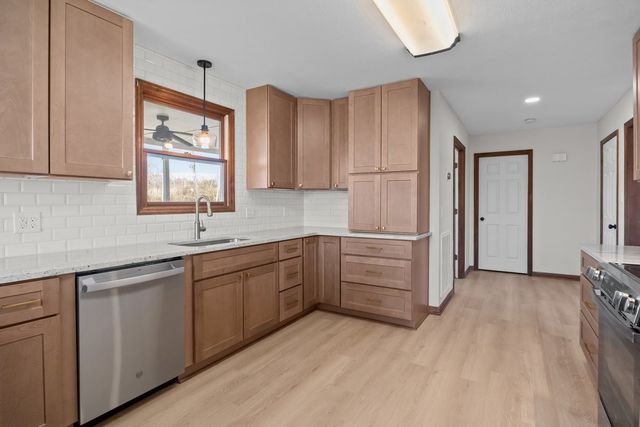 1024 E Piney Rd, Dickson, TN 37055