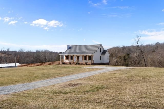 1024 E Piney Rd, Dickson, TN 37055