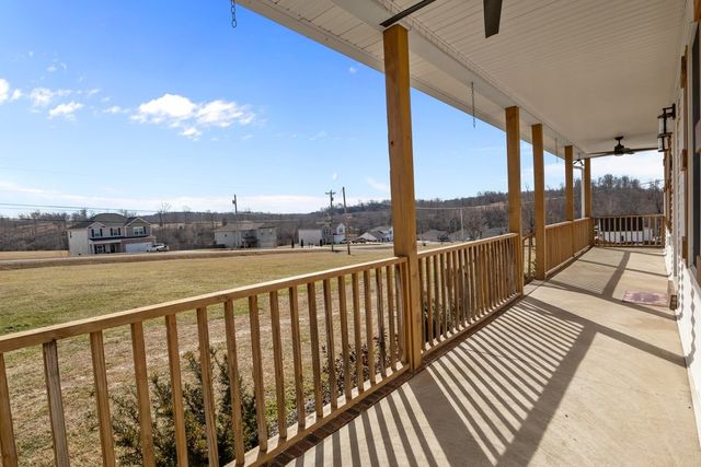 1024 E Piney Rd, Dickson, TN 37055