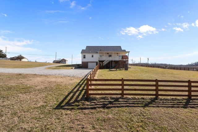 1024 E Piney Rd, Dickson, TN 37055