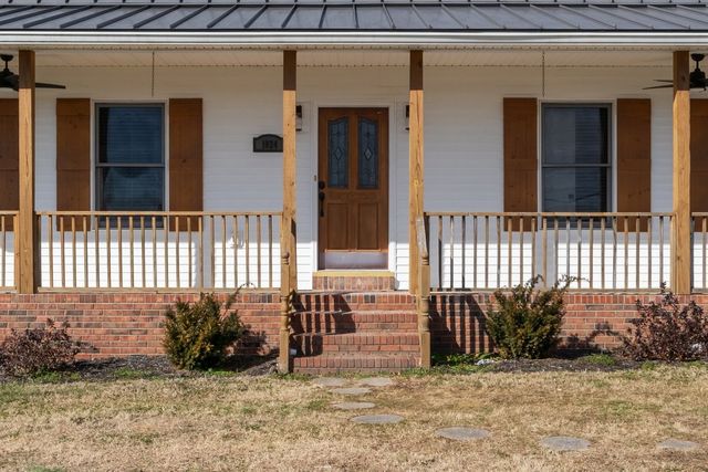 1024 E Piney Rd, Dickson, TN 37055