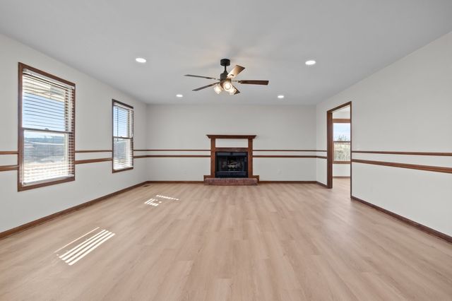 1024 E Piney Rd, Dickson, TN 37055