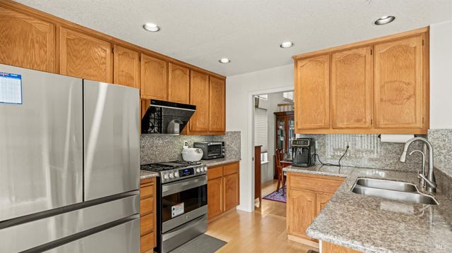 719 Riesling Ct, Petaluma, CA 94954