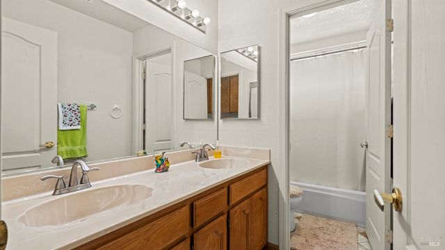 719 Riesling Ct, Petaluma, CA 94954