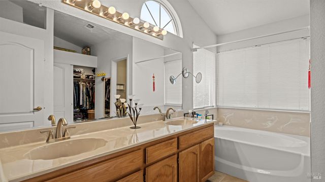 719 Riesling Ct, Petaluma, CA 94954