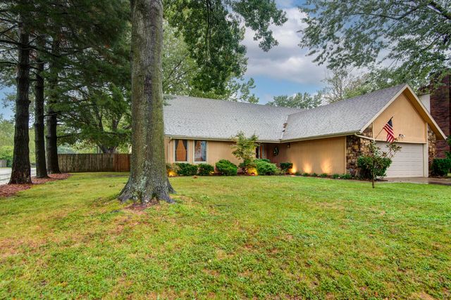 5532 S Roanoke Avenue, Springfield, MO 65810