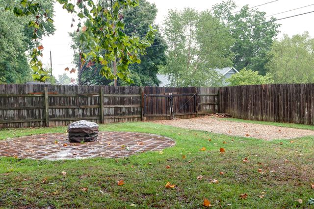 5532 S Roanoke Avenue, Springfield, MO 65810