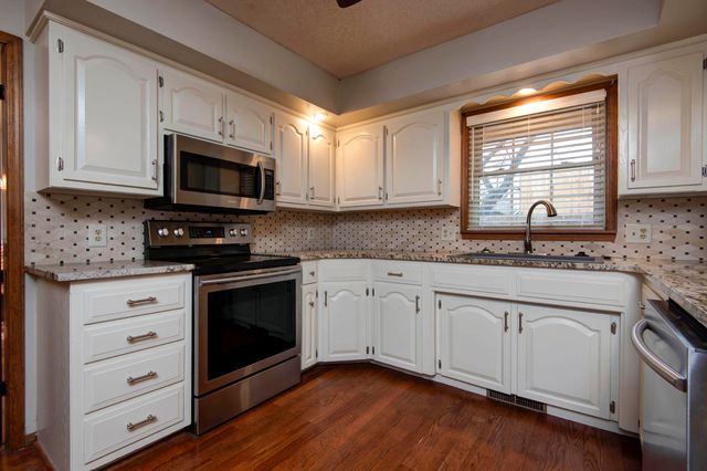 5532 S Roanoke Avenue, Springfield, MO 65810