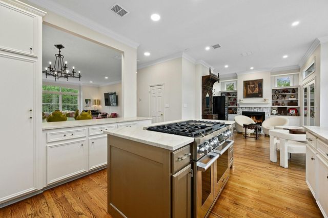 2712 Hillview Green LN, Austin, TX 78703