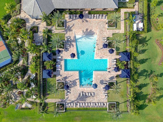4483 Spruce Lane, Oakland Park, FL 33309