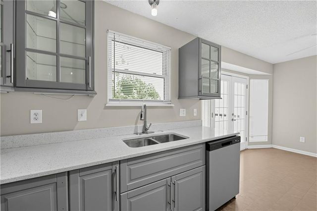 800 N Mohican Drive, Independence, MO 64056