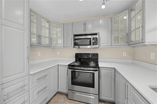 800 N Mohican Drive, Independence, MO 64056