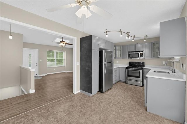 800 N Mohican Drive, Independence, MO 64056