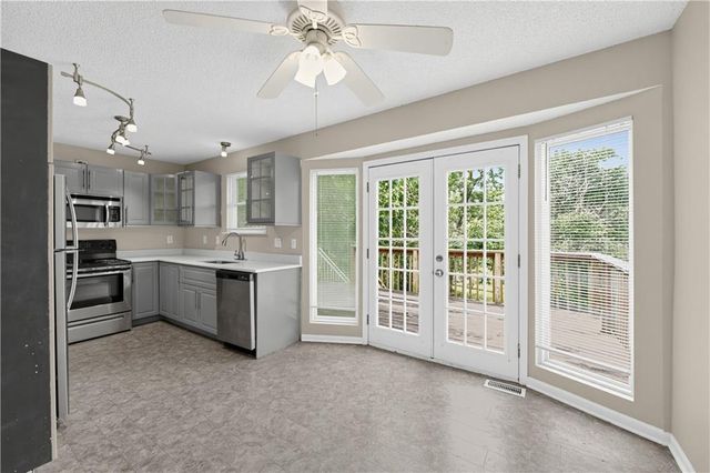 800 N Mohican Drive, Independence, MO 64056