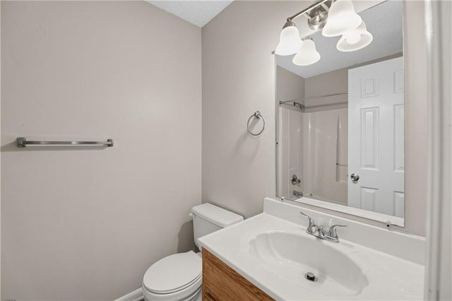 800 N Mohican Drive, Independence, MO 64056