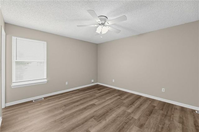 800 N Mohican Drive, Independence, MO 64056