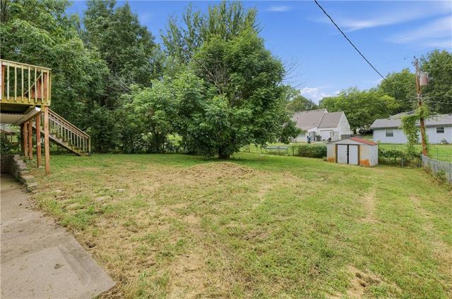 800 N Mohican Drive, Independence, MO 64056