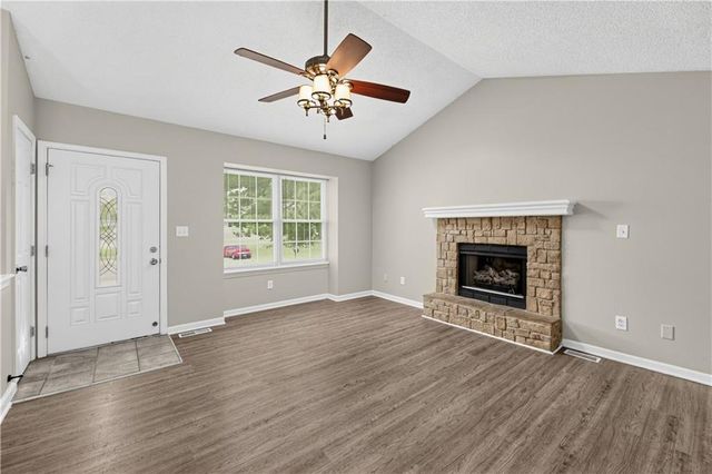 800 N Mohican Drive, Independence, MO 64056