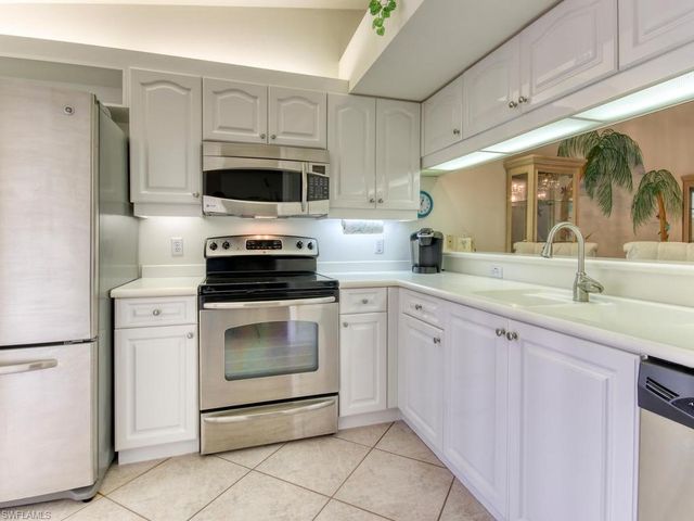 2462 Hidden Lake DR 208, Naples, FL 34112