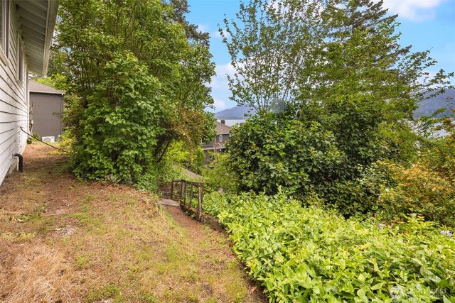 3027 E Lake Sammamish Parkway SE, Sammamish, WA 98075