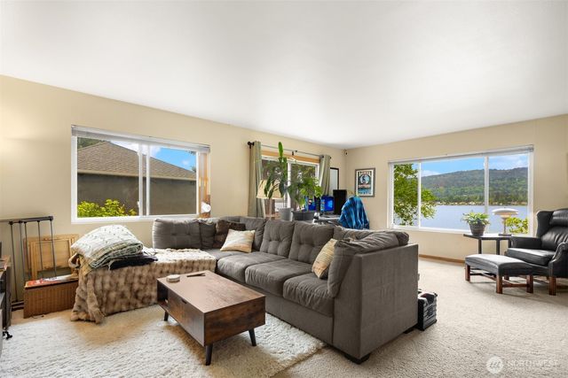 3027 E Lake Sammamish Parkway SE, Sammamish, WA 98075