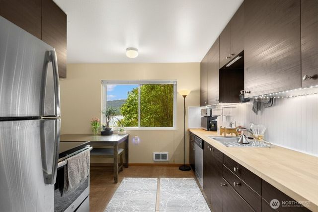 3027 E Lake Sammamish Parkway SE, Sammamish, WA 98075
