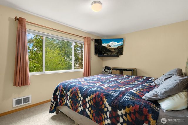 3027 E Lake Sammamish Parkway SE, Sammamish, WA 98075