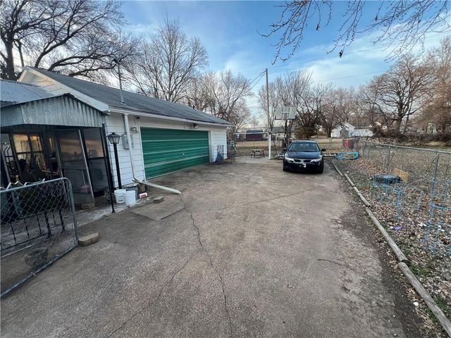 909 E 13th Street, Pittsburg, KS 66762