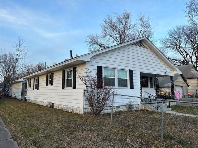 909 E 13th Street, Pittsburg, KS 66762