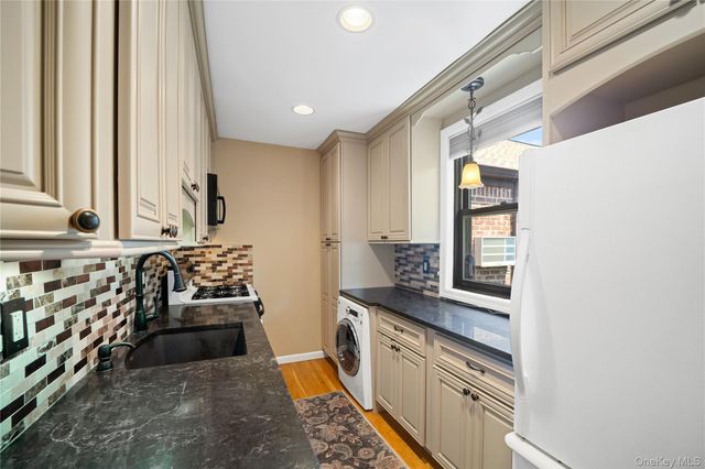 58-48 246th Crescent Upper, Douglaston, NY 11362