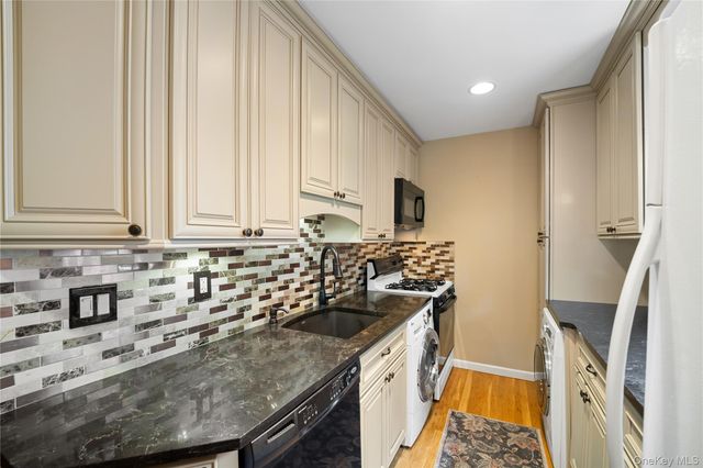 58-48 246th Crescent Upper, Douglaston, NY 11362